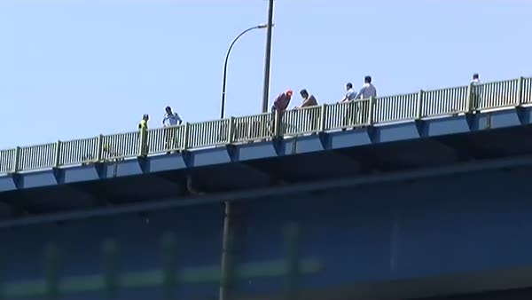 Haliç Köprüsü'nde intihar girişimi!