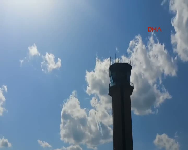 Uçak binlerce kişinin gözleri önünde yere çakıldı