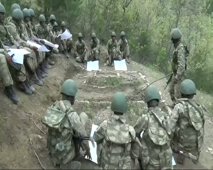 Komandoların nefes kesen tatbikatı