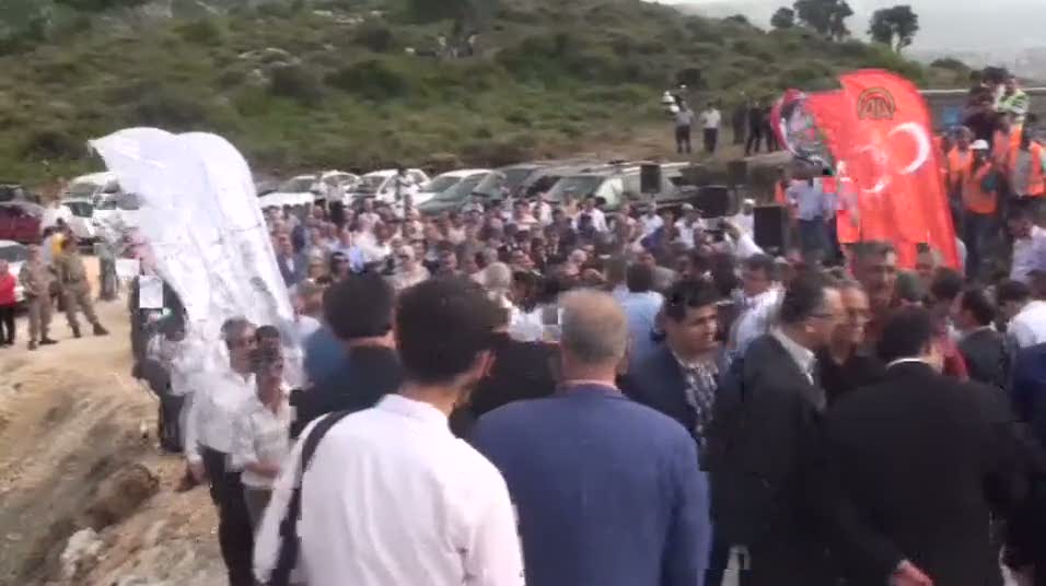 12 metrekarelik Türk bayrağı göndere çekildi