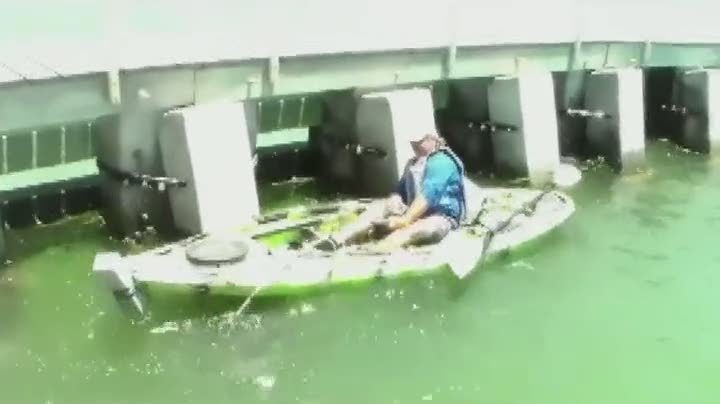 Tuttuğu balığı görünce arkadaşları şok oldu!