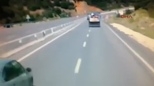 Şoför giden kamyonu bırakıp atladı!