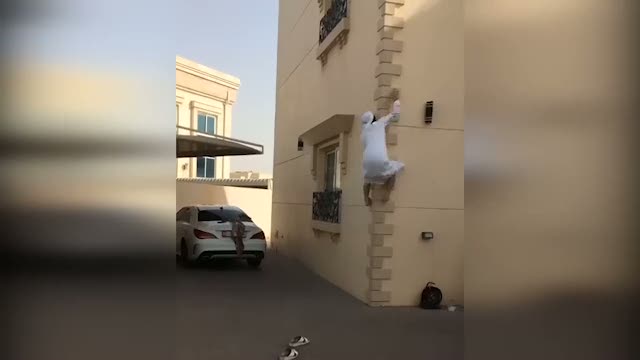 Binaya tırmanan adamdan manasız hareketler!