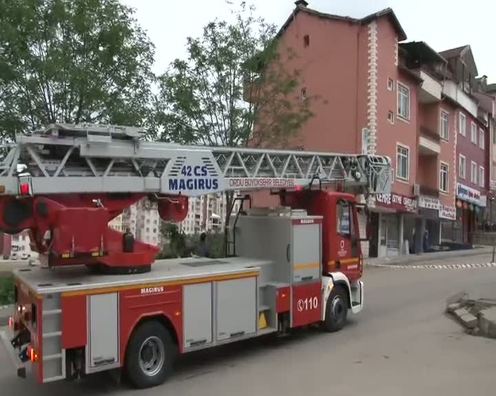 Bonzai içen genç çatıya çıktı!