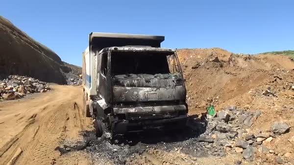 PKK'lı teröristler 8 iş makinesini yaktı