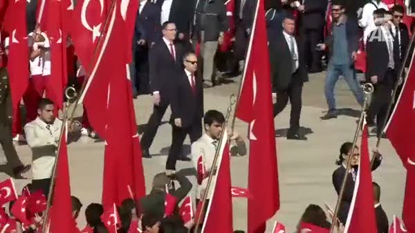 19 Mayıs Atatürk'ü Anma, Gençlik ve Spor Bayramı, tüm yurtta törenlerle kutlanıyor