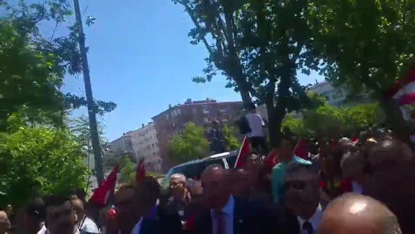 CHP'li vekiller Anıtkabir'e terörist marşı söyleyerek gitti!