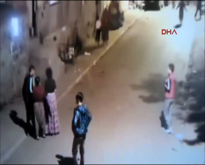 Roman vatandaşlar arasındaki kavga güvenlik kamerasında