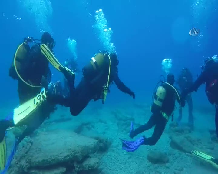 Suyun altında horon!