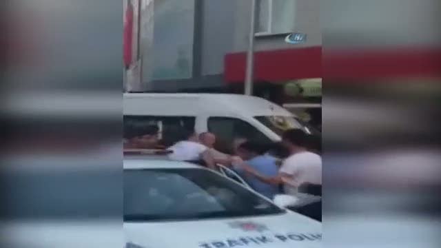 Polise linç girişimi kamerada!