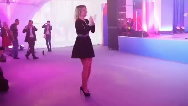 Rus sözcü Zaharova'dan dans şov!