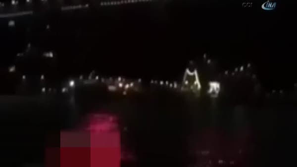 Fenerbahçe taraftarları köprüye asılan Beşiktaş bayrağını yaktı
