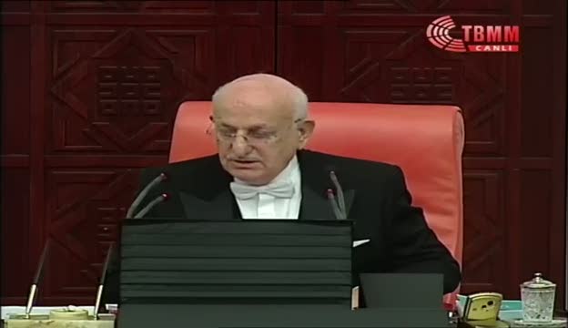 CHP'li vekiller slogan atarak Meclis'i terk etti!