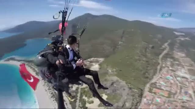 Gelin ve damat binlerce metre yükseklikten atladı