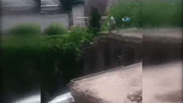 Sur'da evini görmek isteyen vatandaş çatıdan böyle düştü!