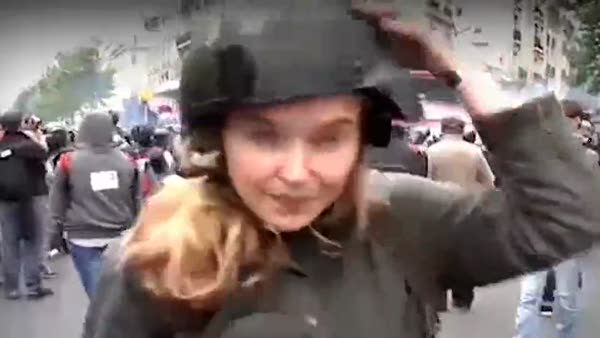 Rus kadın muhabire canlı yayında saldırı