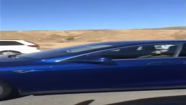 Tesla aracını otomatik pilota alan adam şoför koltuğunda uyudu
