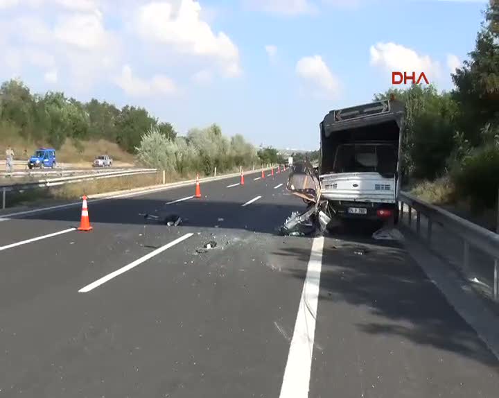 Otomobil, gişeleri karıştırıp TIR'a çarptı