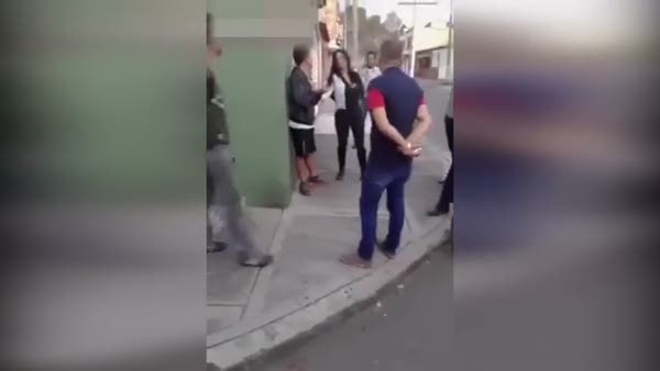 Genç kadın tacizciyi sokak ortasında kendi cezalandırdı!