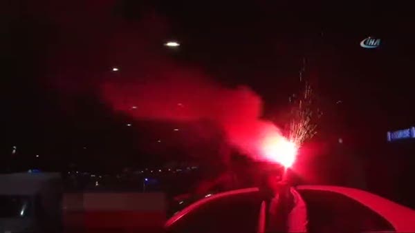 Polis müdahale edince Fenerbahçe bayrağınını yakamadılar!