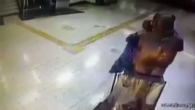 İzmir'de cinsel organı gözüken heykele saldırı anı!