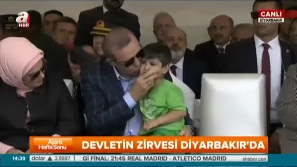 Cumhurbaşkanı Erdoğan küçük çocukla yakından ilgilendi