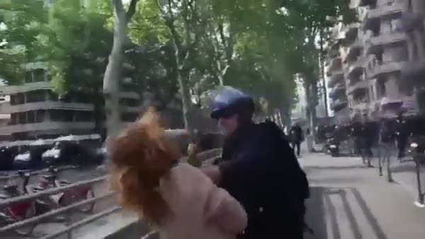 Fransız polisinin kadın boğazlama anı!
