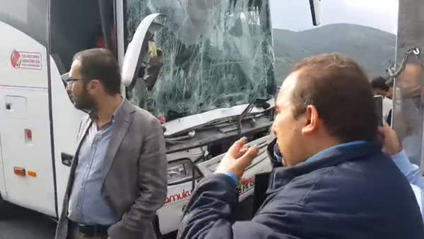 Yolcu otobüsü meyve yüklü kamyona çarptı: 4 yaralı