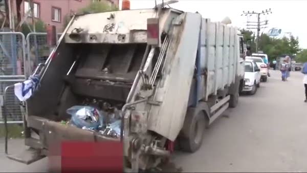 4 yaşındaki kızını darp edip çöp kamyonuna attı