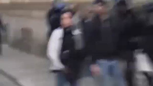 Fransız polisi tek tek sildirdi