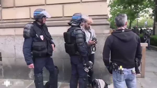 Fransız polis gazetecilere zorla fotoğrafları sildiriyor!