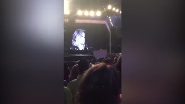 Adele'den konserini kameraya çeken hayranına tepki: 