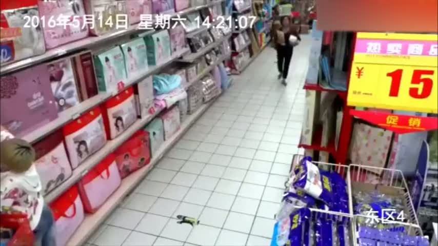 Markette cin çarpması kameraya yansıdı