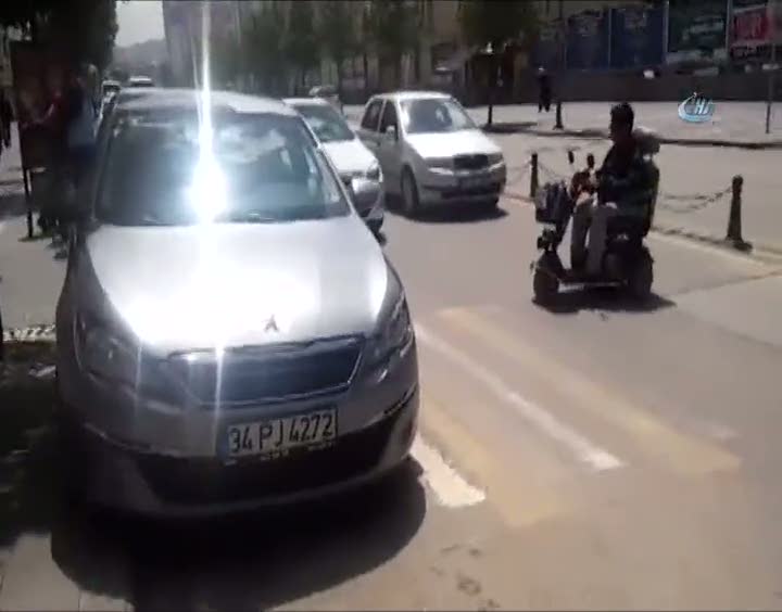 Engelli genç, kadın sürücüye hayatının dersini verdi