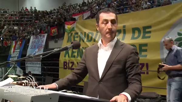 Cem Özdemir PKK flamaları altında HDP'ye oy istemiş!