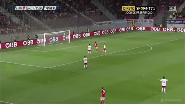 Yıldız futbolcu kendi kalesine gol attı!