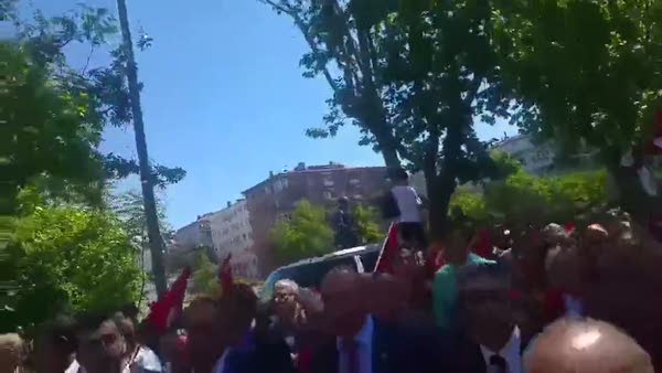 CHP'li vekiller 19 Mayıs'ta terörist marşı söyledi!