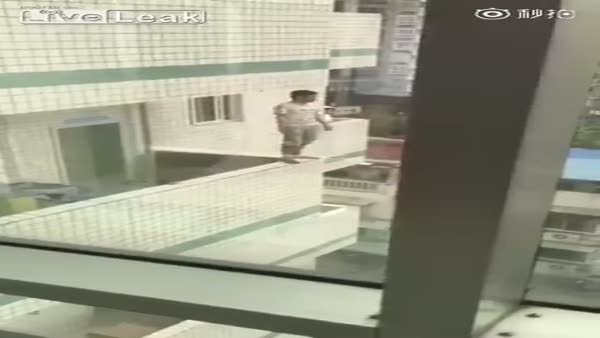 Genç adam yüksek binadan böyle atladı!