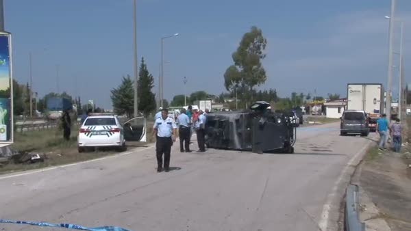 Adana'da polis aracı kaza yaptı!