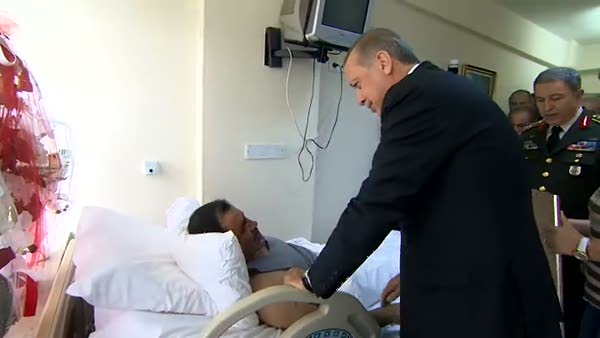 Cumhurbaşkanı Erdoğan yaralı Binbaşı Necmettin Tetik'i ziyaret etti
