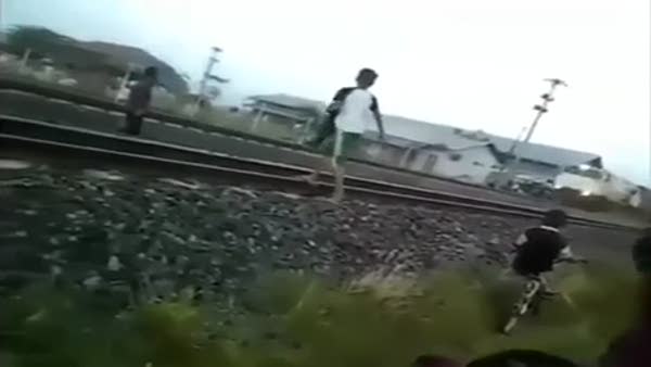Trenin geçişi sırasında selfie çekerken korkunç kazayı kaydetti!