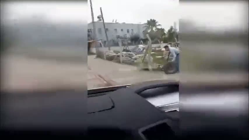 Adana'da lastik değiştirmeye yılanla giden genç