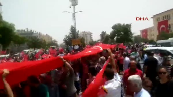 Mardin'de vatandaşlar Türk Bayrağı'yla yürüyüş yaptı