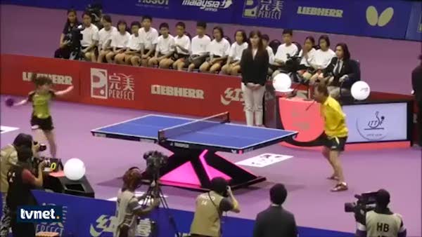 Engelli adamdan masa tenisi performansı