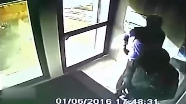 ATM'de bıçaklı saldırı kamerada