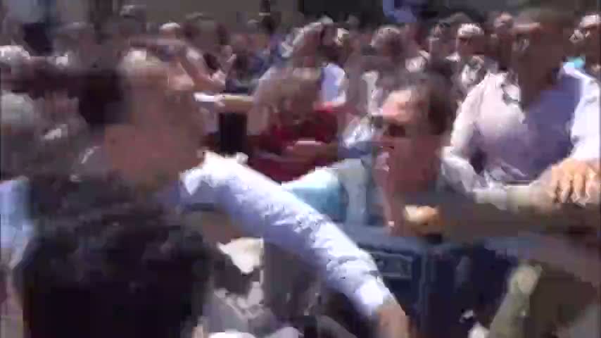 Şehit cenazesinde CHP'liler şehit yakınına saldırdı!