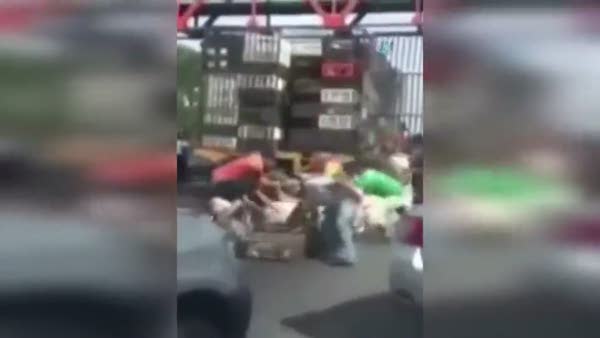 Venezuela’da tavuk taşıyan kamyon böyle yağmalandı