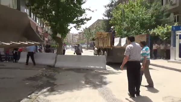 Emniyet Müdürlüğü caddesi beton bariyerlerle kapatıldı