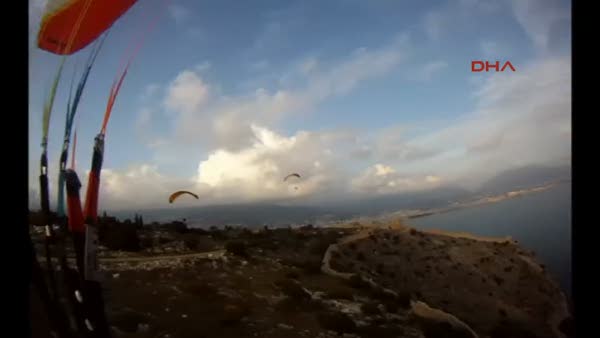 Paraşütçüler Alanya'da yarışıyor