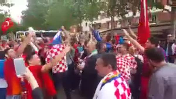 Türkiye-Hırvatistan maçı öncesi· taraftardan örnek davranış!